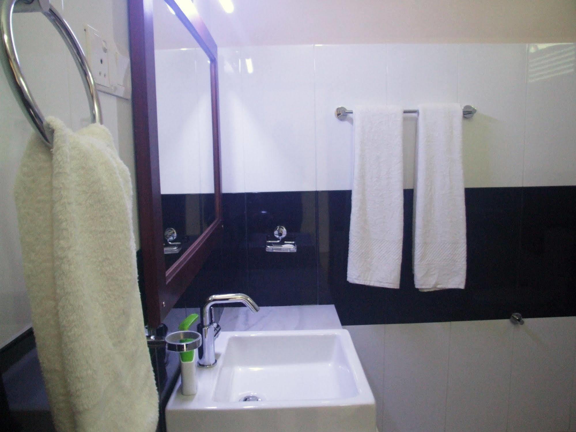 Hotel Onrock Ела Екстериор снимка